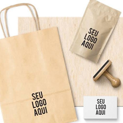 Carimbo personalizado aplicado em papel kraft